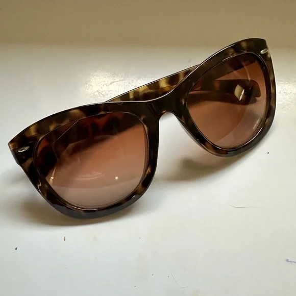 Brown Tortoise Square Frame Sunglasses - Picture 2 of 6